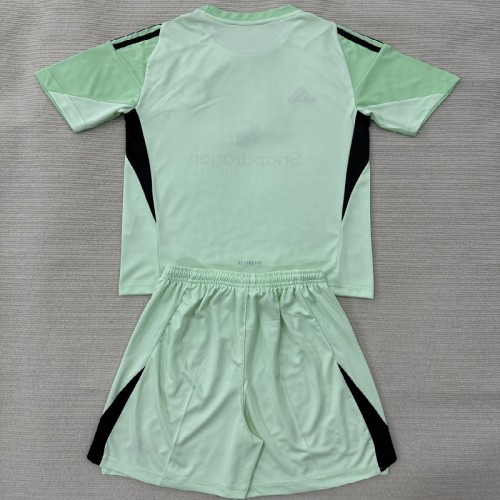 25/26 Manchester United goalkeeper kids kit light green