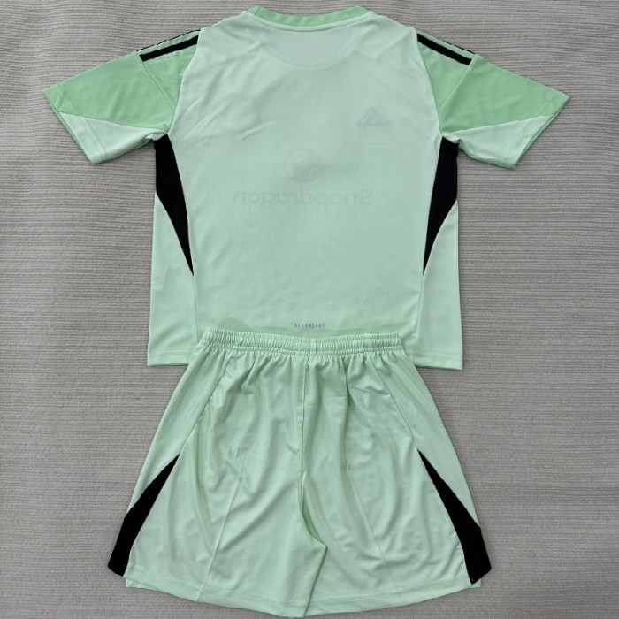 25/26 Manchester United goalkeeper kids kit light green