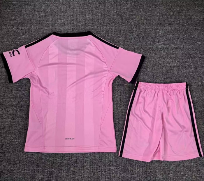 25/26 Manchester United goalkeeper kids kit pink