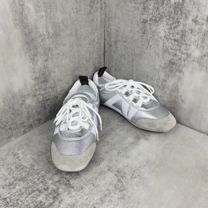 Men  Women  L*ouis V*uitton   Top Sneaker L*V Trainer