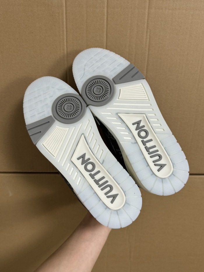Men  Women  L*ouis V*uitton   Top Sneaker L*V Trainer