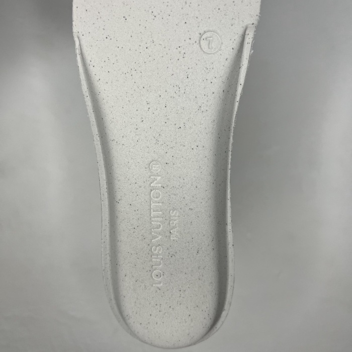 Men  Women  L*ouis V*uitton   Top Sneaker L*V Trainer