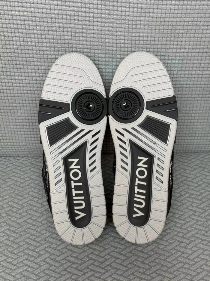 Men  Women  L*ouis V*uitton   Top Sneaker L*V Trainer