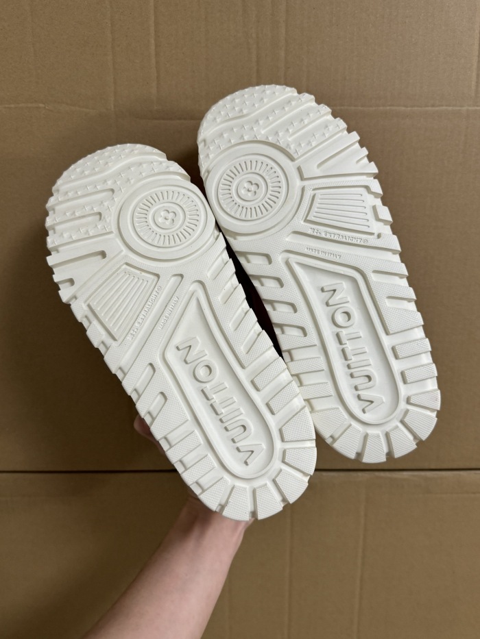 Men  Women  L*ouis V*uitton   Top Sneaker L*V Trainer