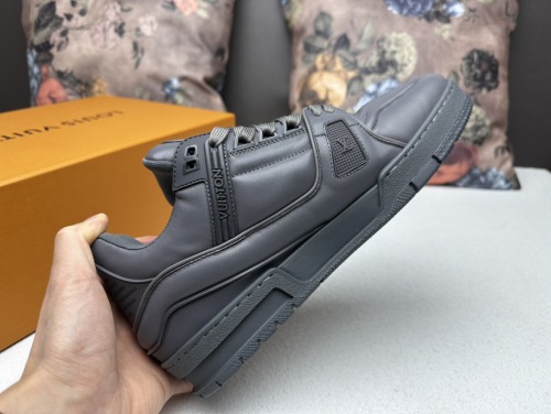 Men  Women  L*ouis V*uitton   Top Sneaker L*V Trainer