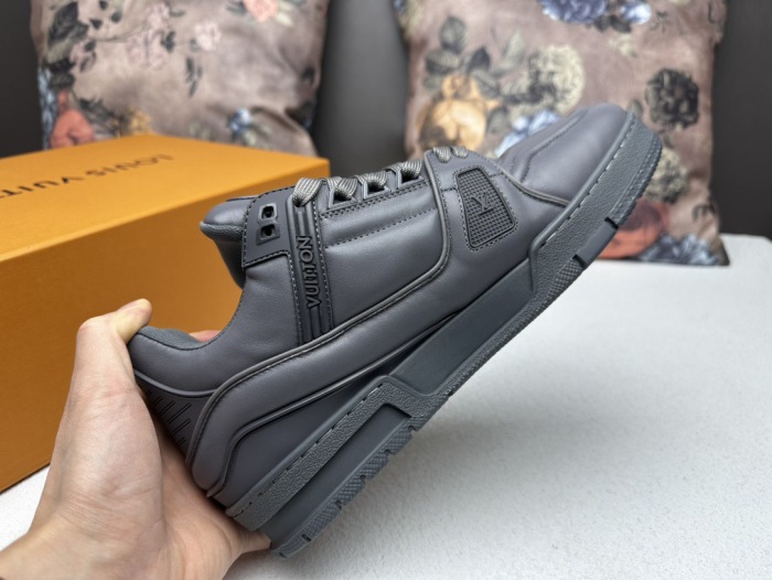 Men  Women  L*ouis V*uitton   Top Sneaker L*V Trainer