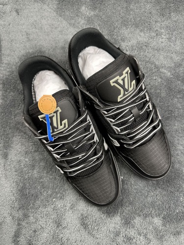 Men  Women  L*ouis V*uitton   Top Sneaker L*V Trainer