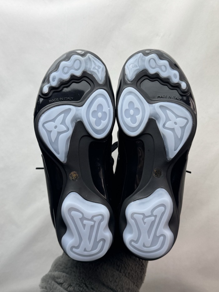 Men  Women  L*ouis V*uitton   Top Sneaker L*V Trainer