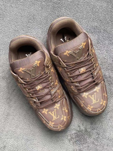 Men  Women  L*ouis V*uitton   Top Sneaker L*V Trainer