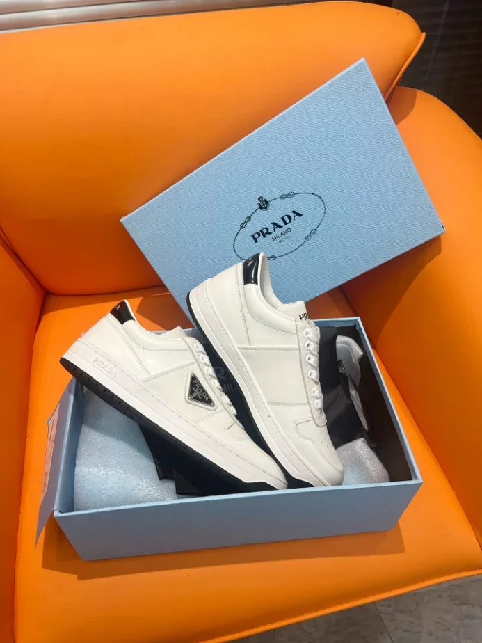 PR@DA@ DOWNTOWN LEATHER SNEAKERS IN WHITE   PRD010