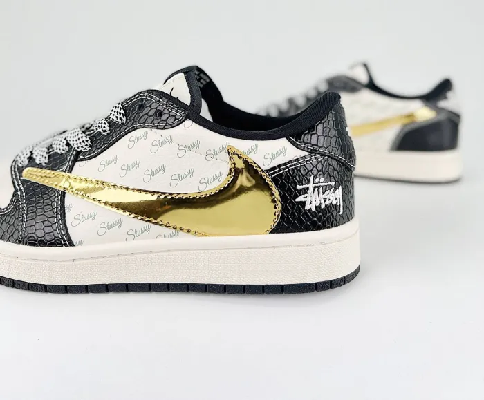 Tr@vis Scott
 x Air Jord@n 1 Retro Low Custom