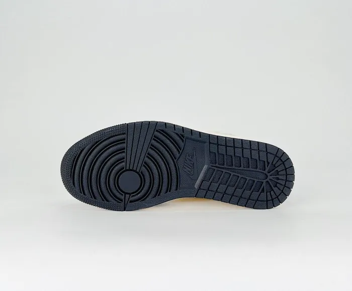 Tr@vis Scott
 x Air Jord@n 1 Retro Low Custom