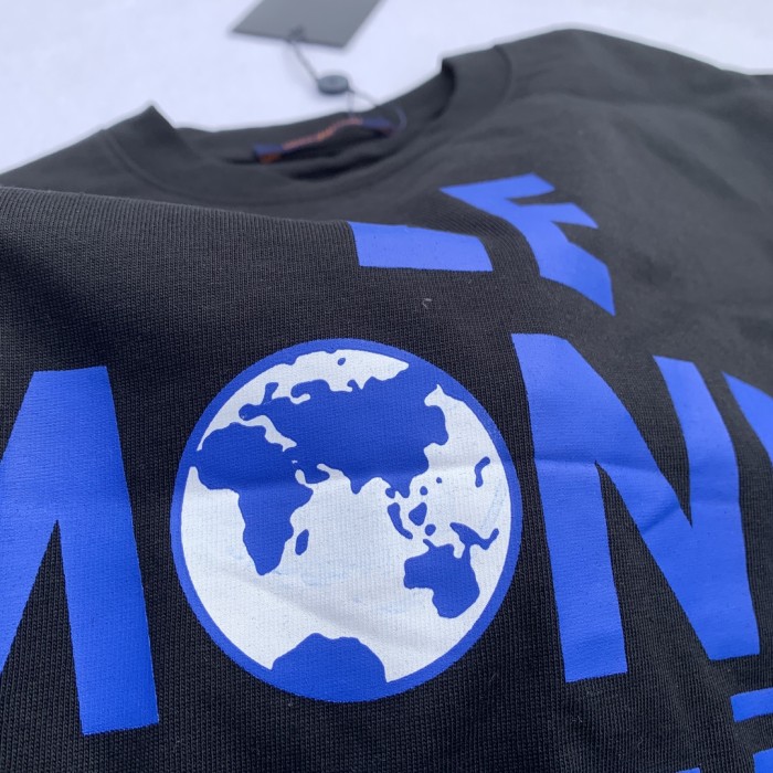 1v Earth print tee