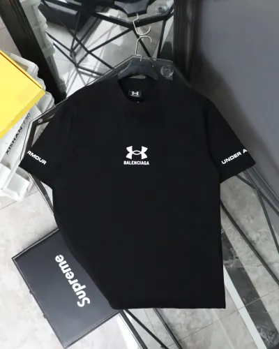 B@lenci@ga x Under @rmour collaboration Print tee