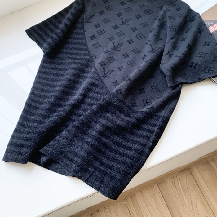 Black letter jacquard embroidered flocking logo knitted tee