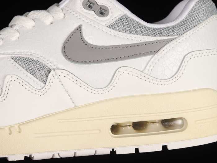 N*ke @ir Max 1 Patta Waves White