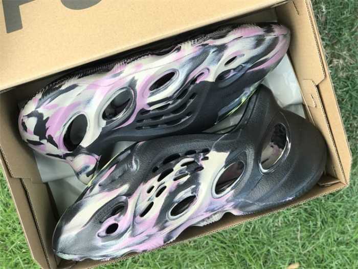Yeezy Fo@m Runner MX Carbon