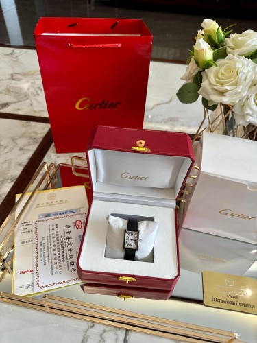 Santos Rectangular White Dial Quartz Movement Watch【Dial size：24x30mm】
