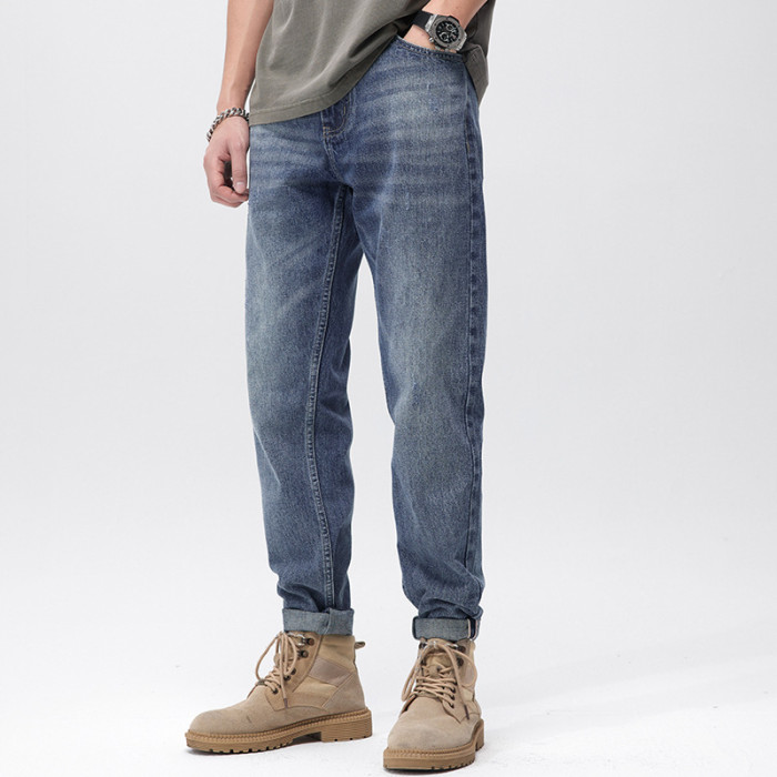 Small straight leg pants jeans with heavy wash inner edge