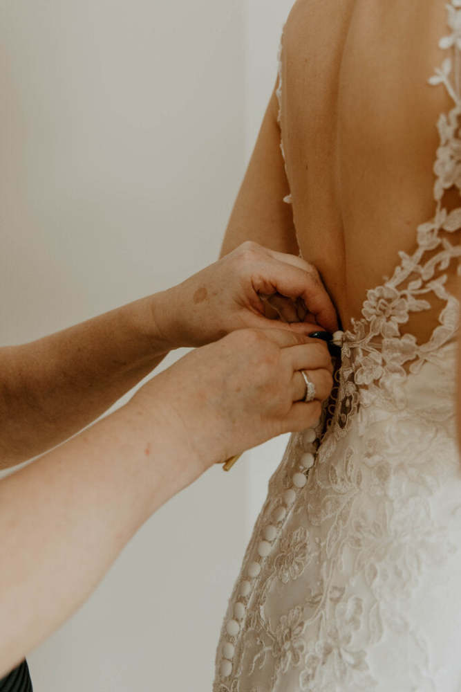 ESSENCE OF AUSTRALIA Lace F+F Plunge Illusion SL Open Back Size 4