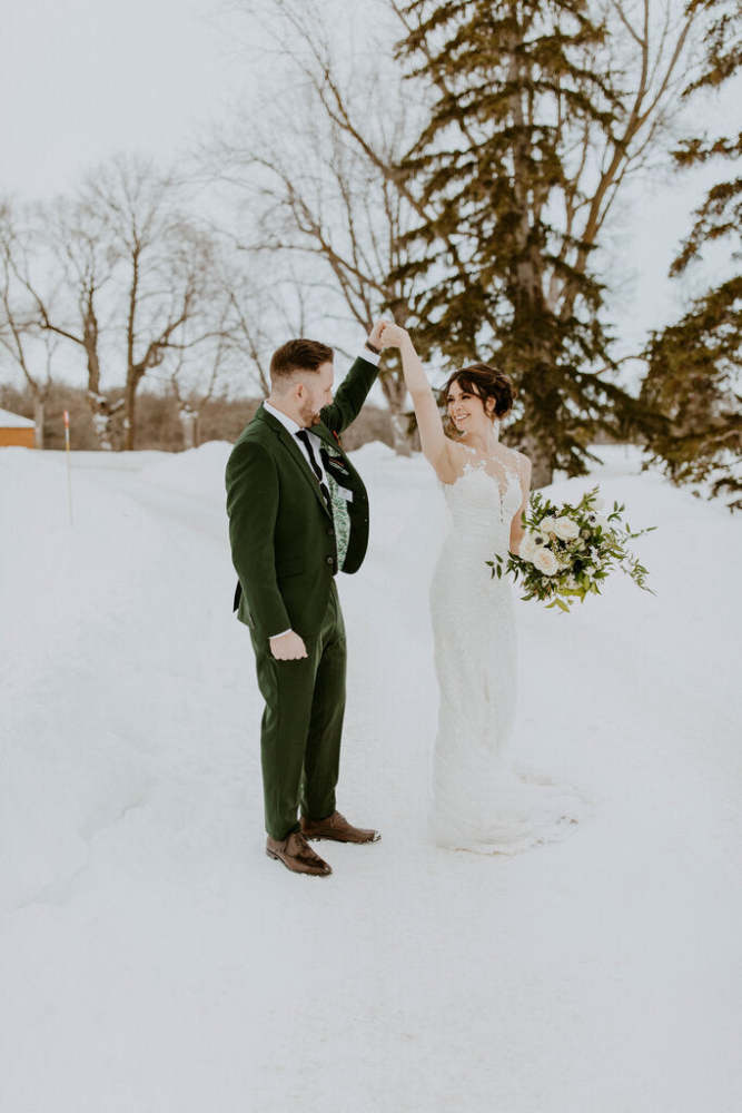 ESSENCE OF AUSTRALIA Lace F+F Plunge Illusion SL Open Back Size 4