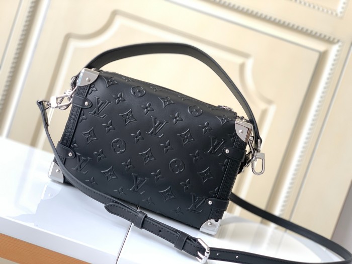 Handbag Louis Vuitton M21709 size 21 x 14 x 6 cm