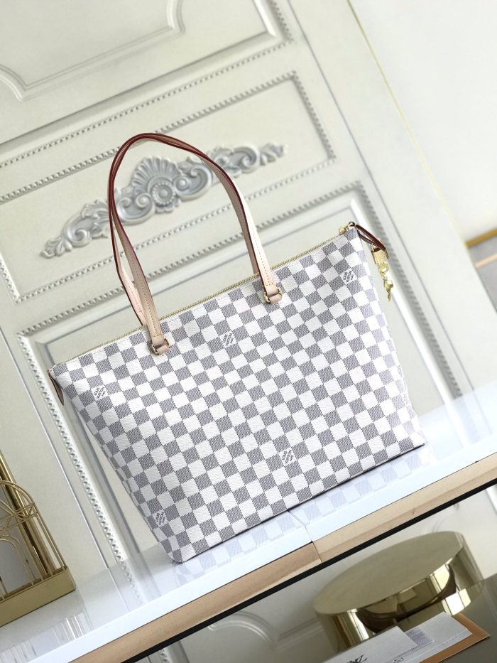 Handbag Louis Vuitton M44040 size 42/27/17 cm