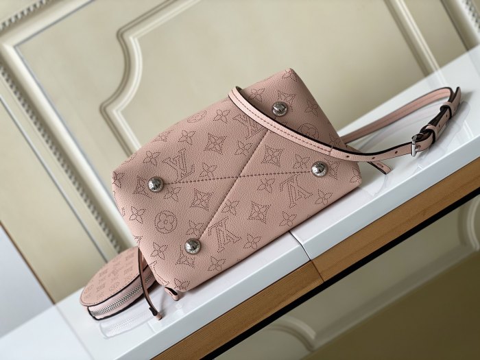 Handbag Louis Vuitton M57068 size 19 x 22 x 14 cm