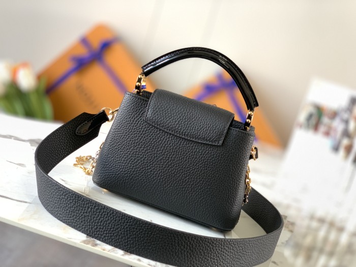 Handbag Louis Vuitton M80239 size 21 x 14 x 8 cm