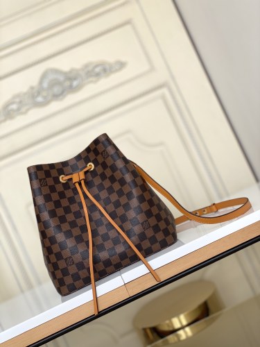 Handbag Louis Vuitton M44022 size 26.0 x 22.0 x 27.0 cm