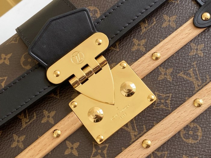 Handbag Louis Vuitton M45908 size 21x18x11 cm
