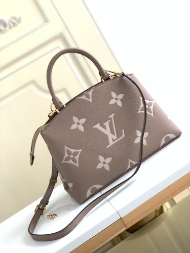 Handbag Louis Vuitton 58914 size 29 x 18 x 12.5 cm