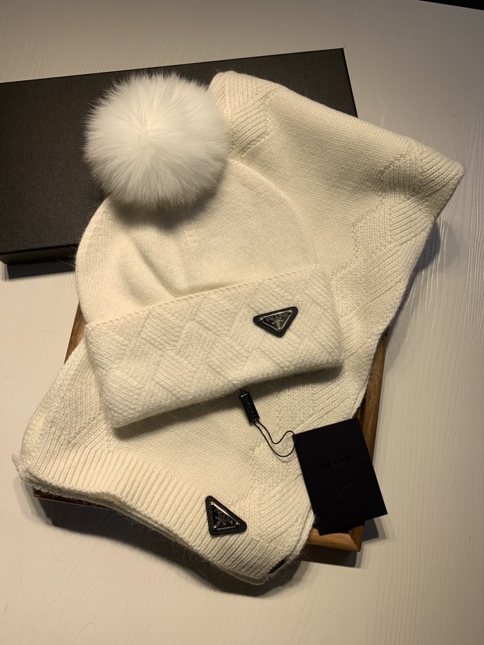 Hat & Scarf Prada 3