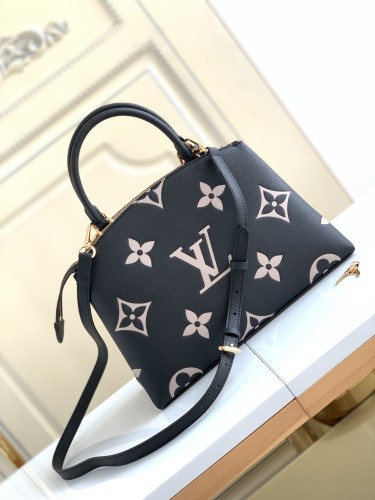 Handbag Louis Vuitton M58913 size 29 x 18 x 12.5 cm