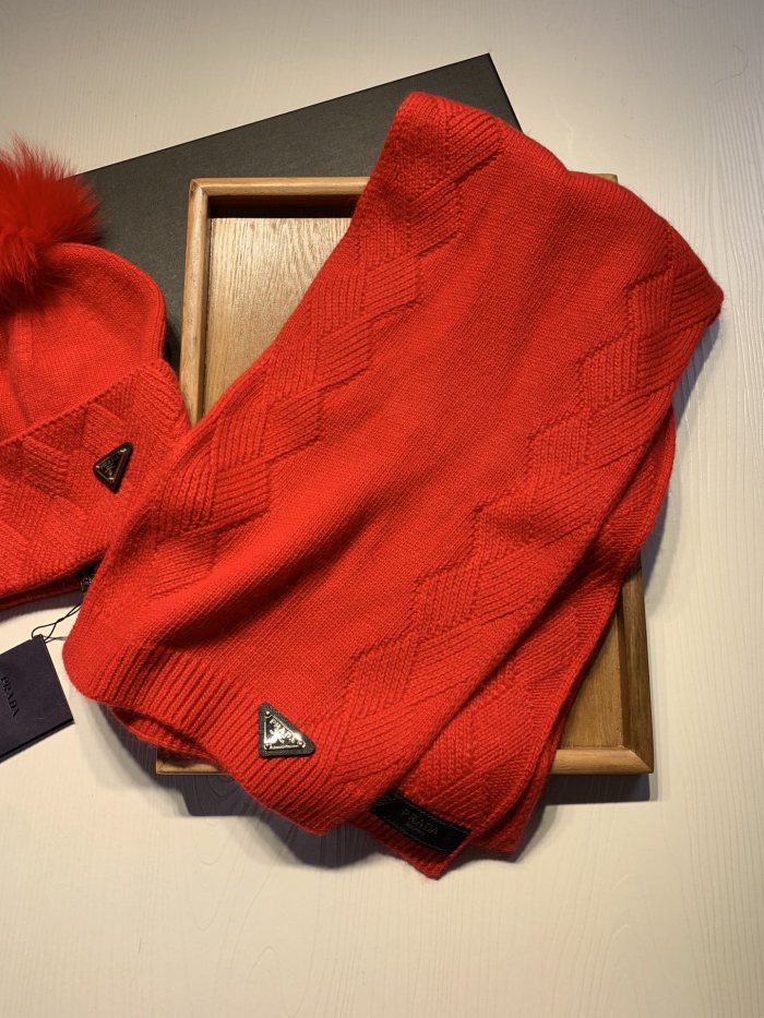 Hat & Scarf Prada 3