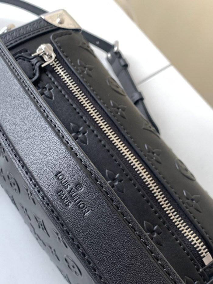 Handbag Louis Vuitton M21709 size 21 x 14 x 6 cm