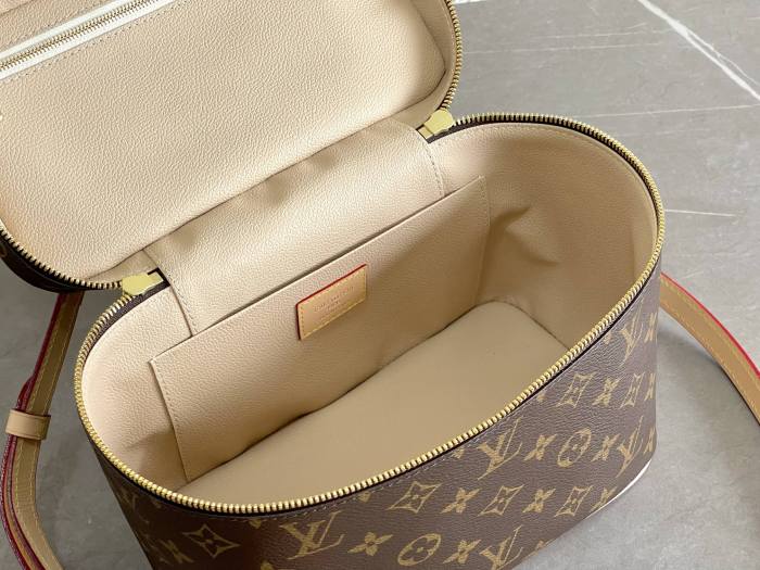 Handbag Louis Vuitton M42265 size 24.0 x 18.0 x 14.5 cm M44495 size 20×13.5×12 cm M44936 size:14*10.2*8.5cm