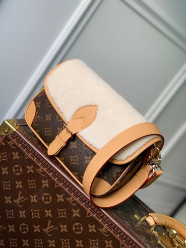 Handbag Louis Vuitton M46317 size 25cmx15cmx9cm