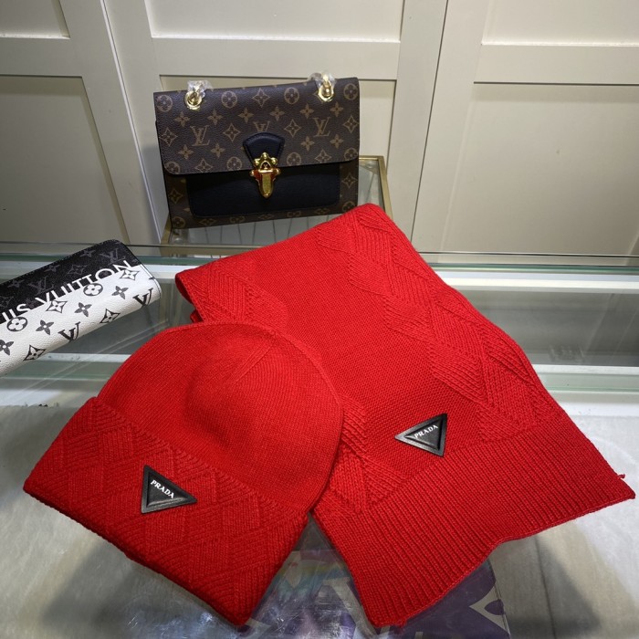 Hat & Scarf Prada 1