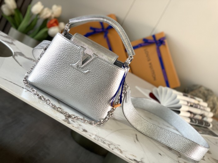 Handbag Louis Vuitton M80239 size 21 x 14 x 8