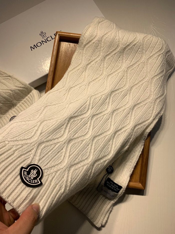 Hat & Scarf Moncler 1