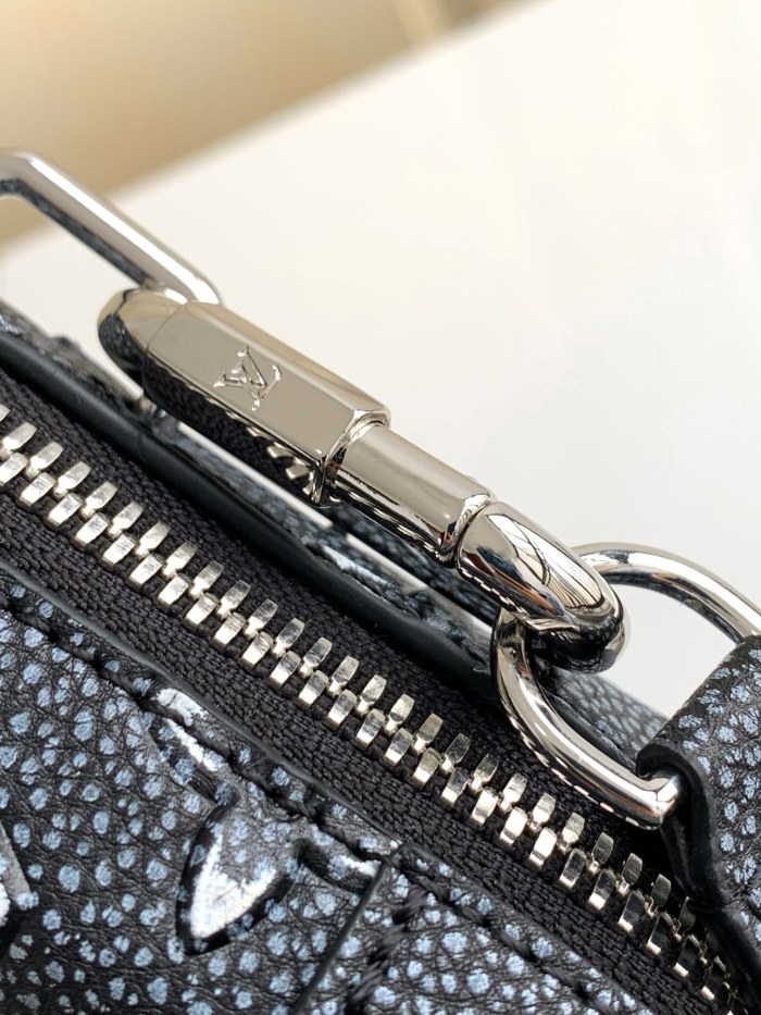 Handbag Louis Vuitton M81776 size 22.5-14-5 cm
