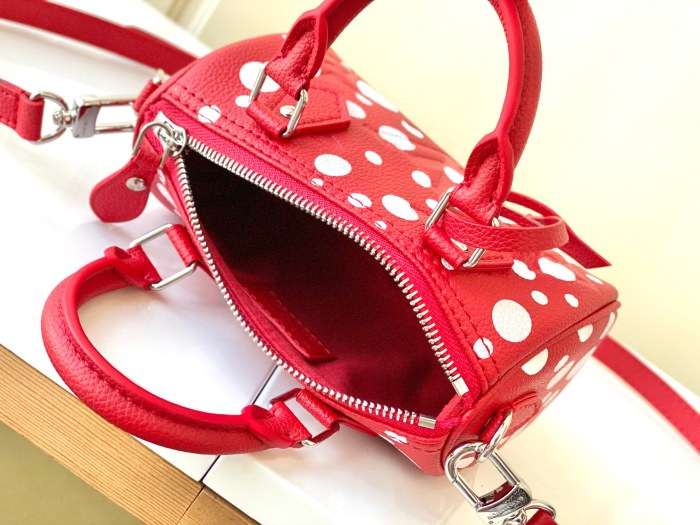 Handbag Louis Vuitton M81910 size 16X11X9cm