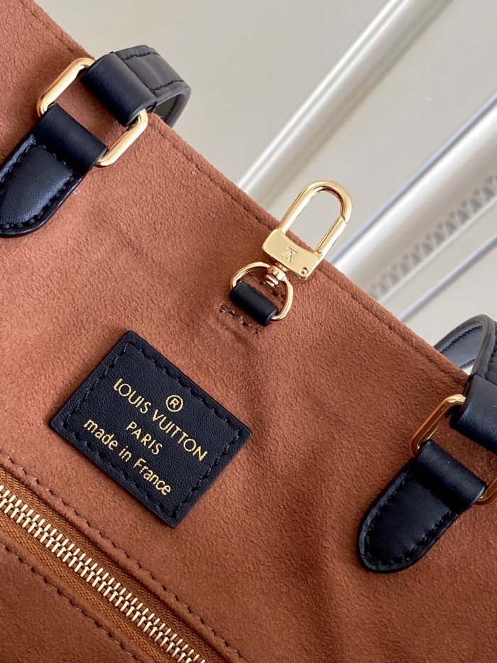 Handbag Louis Vuitton M58521 size 35-28-15 cm