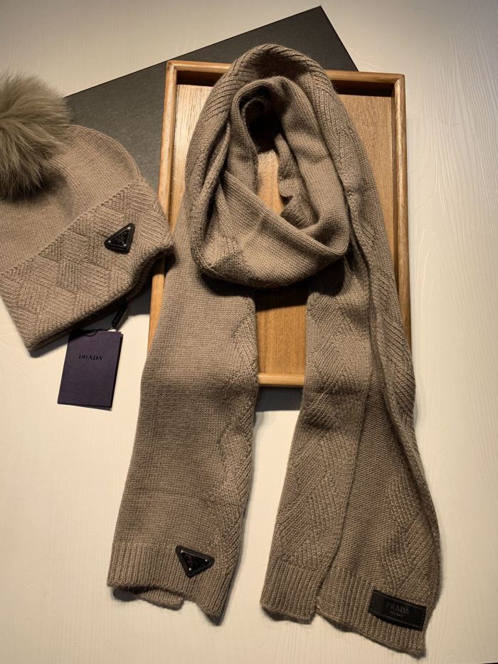 Hat & Scarf Prada 3