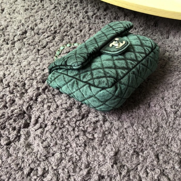 Handbag Chanel S1309 size 12x23x8 cm