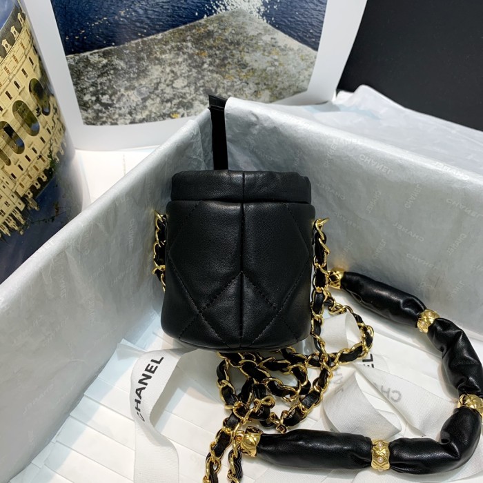 Handbag Chanel 82330 size 10 9 9 cm