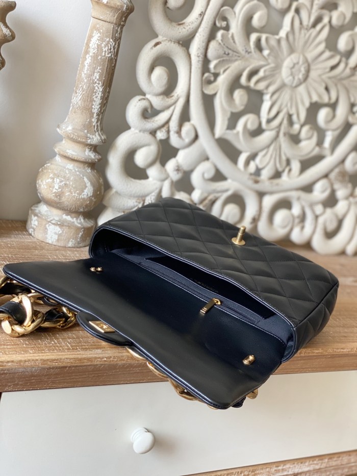 Handbag Chanel 3215 size 18*27*8 cm