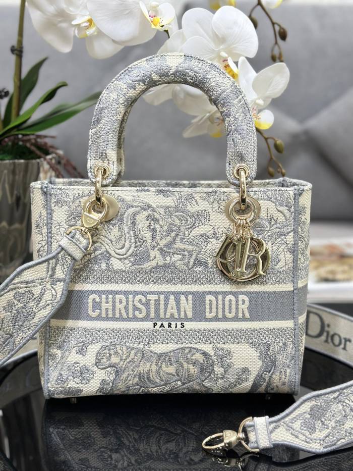 Handbag Dior M0565 size 24 x 20 x 11 cm