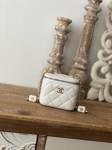 Handbag Chanel 81218 size 11 8.5 7 cm